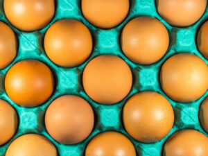 Caixa de ovos, excelente alimento com diversas vitaminas e bastante proteína, gastando pouco.
