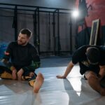 Homens se alongando, ótima prática antes de uma atividade física