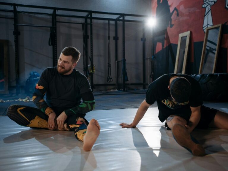 Homens se alongando, ótima prática antes de uma atividade física