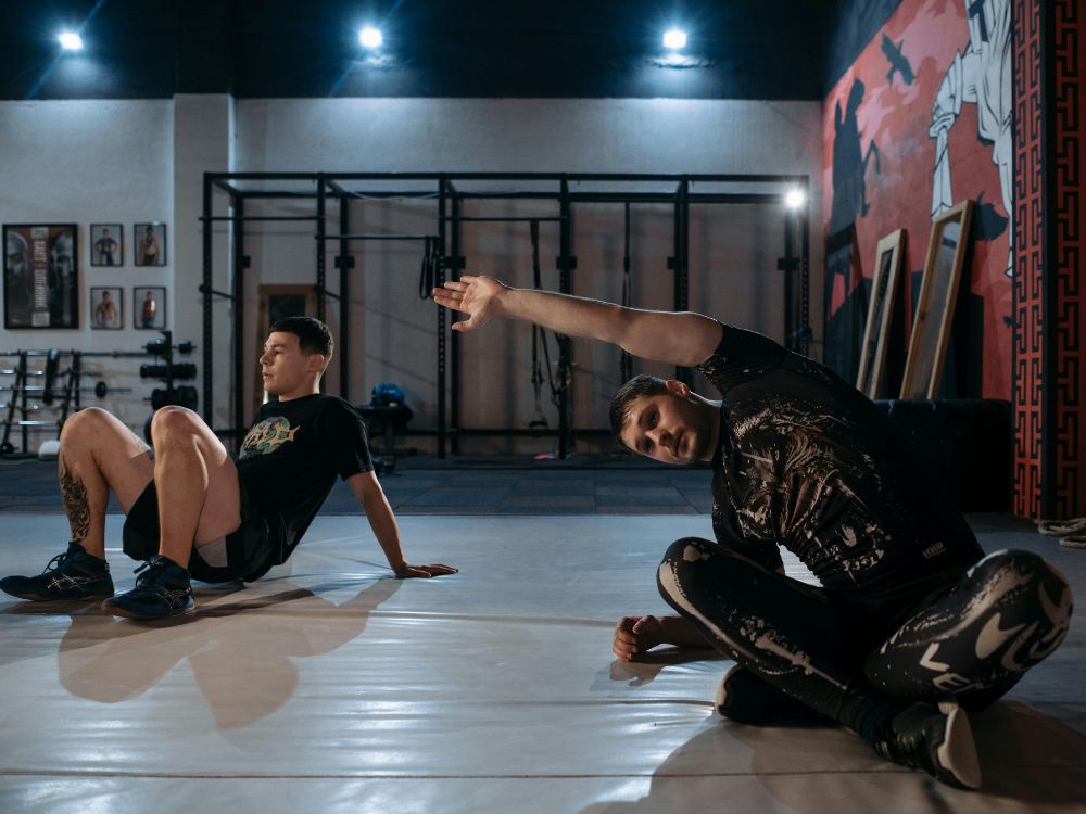 Homens se alongando, ótima prática antes de uma atividade física