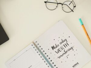 Um caderno, ótimo para anotar as metas a serem cumpridas.