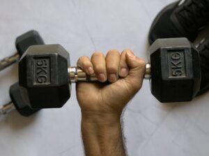 Mão segurando halter.