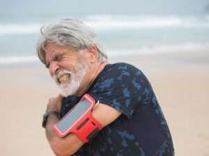 Homem com dor no pescoço durante a atividade de cardio