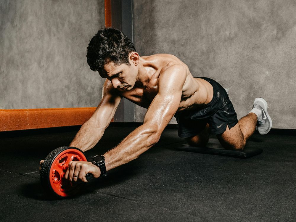 Homem treinando o Core, músculo essencial para todas as pessoas de todas as idades